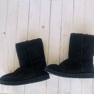 UGG - Authentic Black Short Uggs